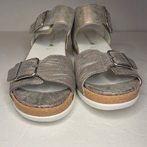 Wald laufer women wedge sandals sliver Velcro strap size 8 wedge 2in used (5)